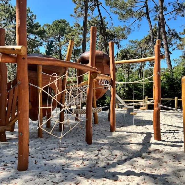 Parcours avec obstacle type "toile d'araignée" sur l'aire de jeu forêt