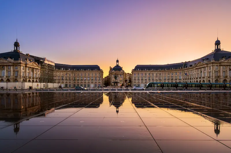 Place de la Bourse à Bordeaux près du camping de la côte d'argent