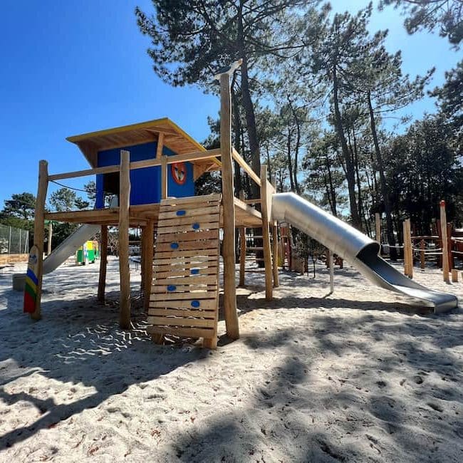 aire de jeu surf avec toboggan 650x650 1