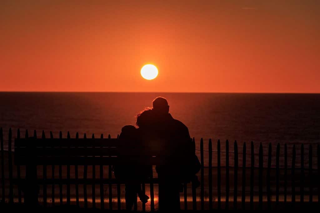 couple couchersoleil plage 1024x682 1