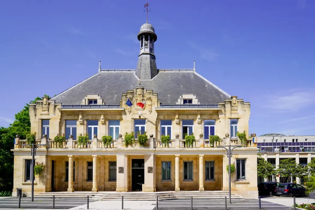 Mairie de Saint Médard en Jalles près du camping